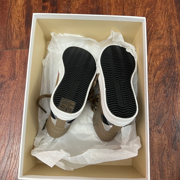 Burberry hi top boys sneakers - Picture 10 of 10